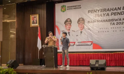 Salah satu mahasiswa penerima bantuan dari Pemko Medan berbicara dengan Wali Kota Bobby Nasution. (DETAIL/Ist)