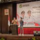 Salah satu mahasiswa penerima bantuan dari Pemko Medan berbicara dengan Wali Kota Bobby Nasution. (DETAIL/Ist)