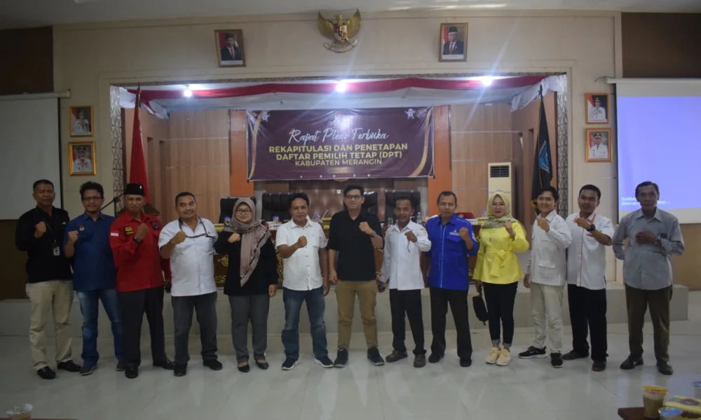 Komisioner KPU dan Bawaslu Merangin usai penandatanganan berita acara DPT Pemilu 2024. (DETAIL/ist)