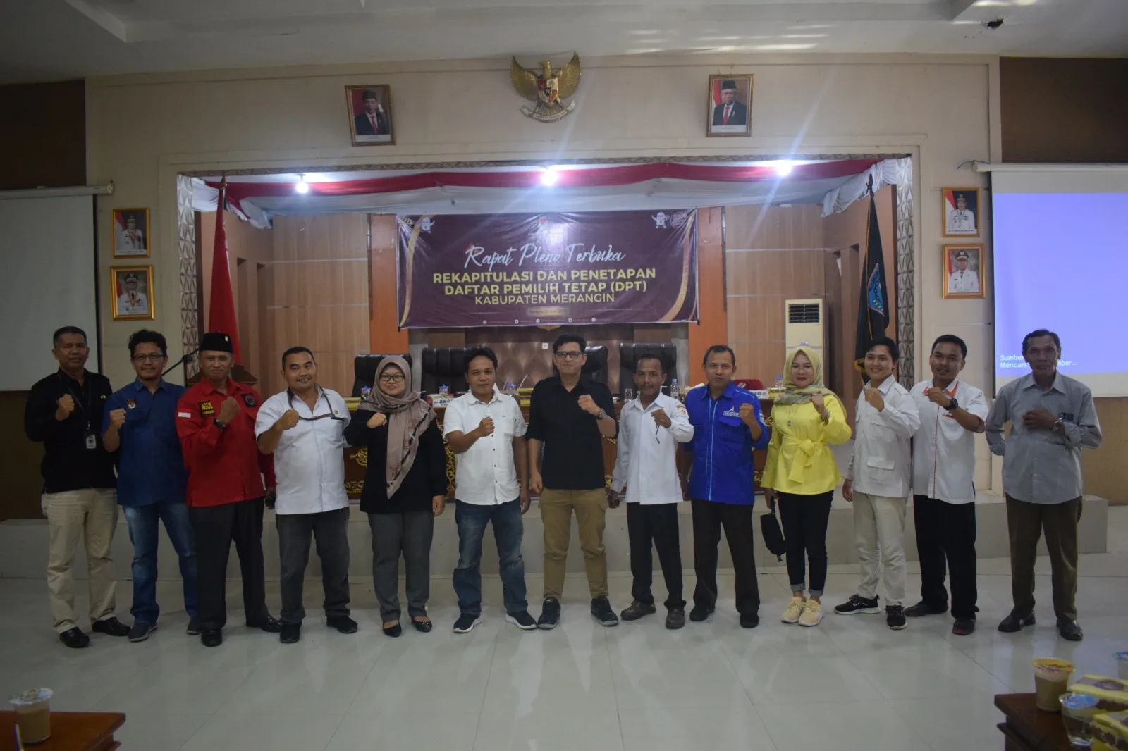 Komisioner KPU dan Bawaslu Merangin usai penandatanganan berita acara DPT Pemilu 2024. (DETAIL/ist)