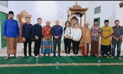Dua orang staf dari Sekretariat Kepresidenan saat ditemui pengurus Masjid Baiturrahman Desa Tambang Emas. (DETAIL/Daryanto)