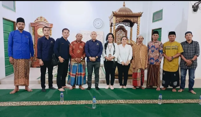 Dua orang staf dari Sekretariat Kepresidenan saat ditemui pengurus Masjid Baiturrahman Desa Tambang Emas. (DETAIL/Daryanto)