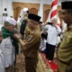 Bupati Merangin Mashuri didampingi Wabup Merangin melepas jemaah haji dari rumah dinas. (DETAIL/ist)