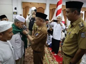 Bupati Merangin Mashuri didampingi Wabup Merangin melepas jemaah haji dari rumah dinas. (DETAIL/ist)