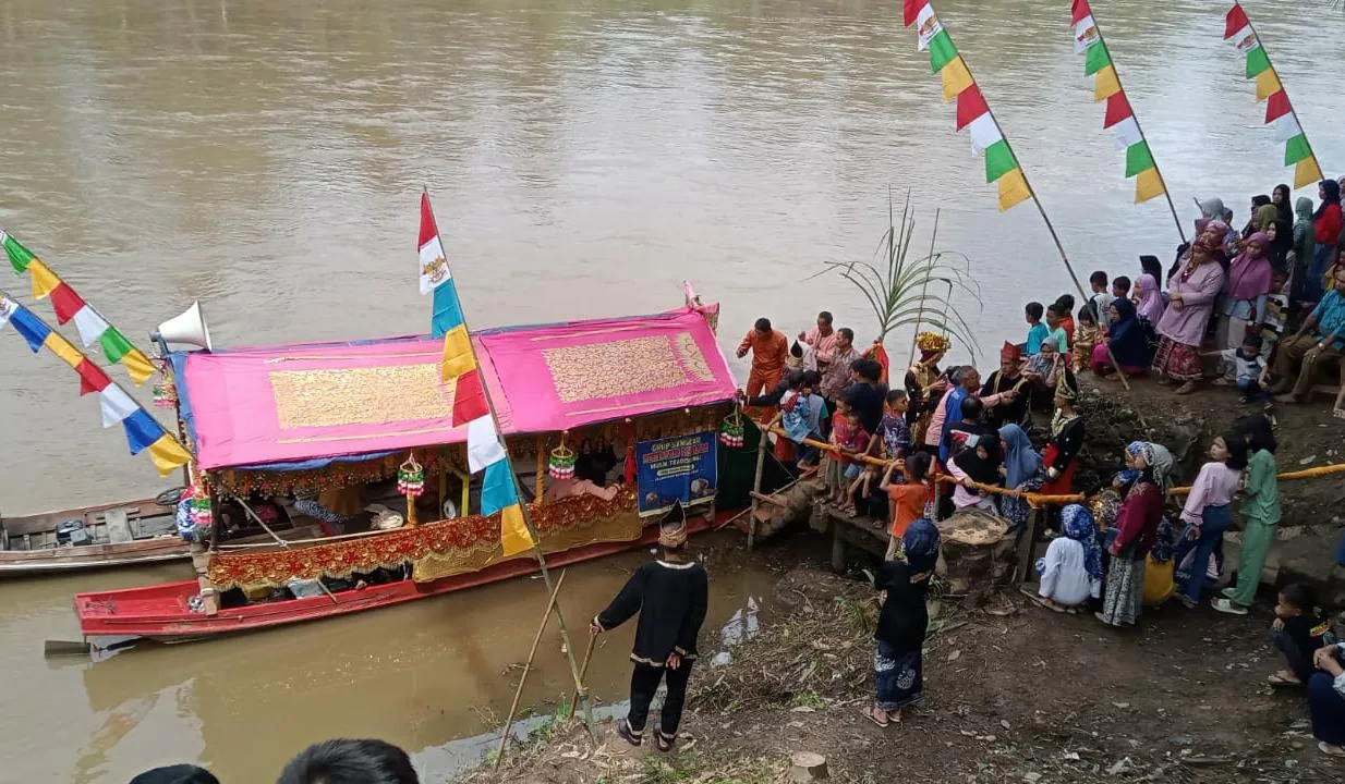 Perahu Biduk Amo, salah satu kebudayaan asli Desa Pulau Rengas. (DETAIL/ist)