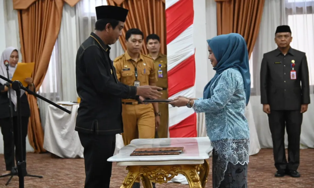 Fauziah saat dilantik menjadi Kadis Ketahanan Pangan. (DETAIL/ist)