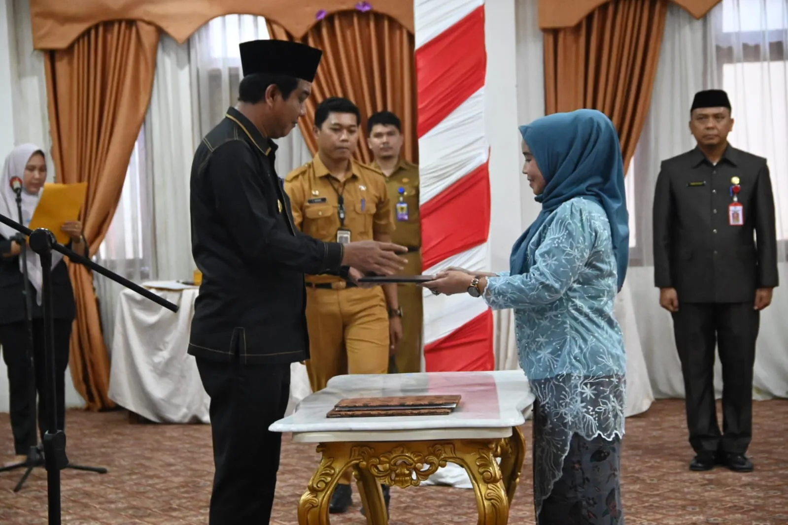 Fauziah saat dilantik menjadi Kadis Ketahanan Pangan. (DETAIL/ist)