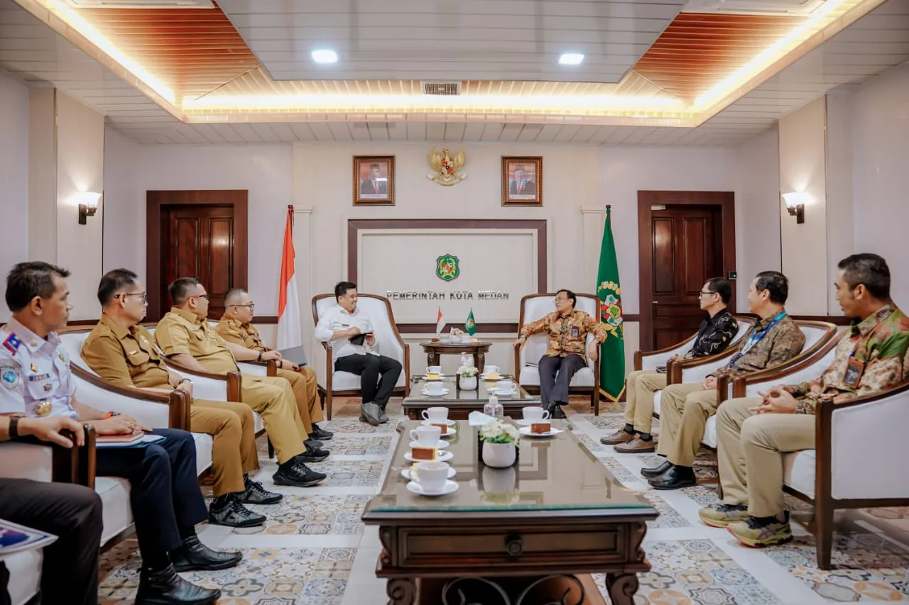 Wali Kota Medan, Bobby Nasution saat menerima audiensi pihak PT PLN UIW Sumut di Balai Kota, Selasa 4 Juli 2023. (DETAIL/Ist)