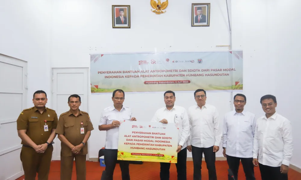 Proses penyerahan bantuan dari CSR pihak SRO Pasar Modal Indonesia ke Bupati Humbahas, Dosmar Banjarnahor pada Selasa 4 Juli 2023. (DETAIL/Ist)