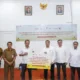 Proses penyerahan bantuan dari CSR pihak SRO Pasar Modal Indonesia ke Bupati Humbahas, Dosmar Banjarnahor pada Selasa 4 Juli 2023. (DETAIL/Ist)