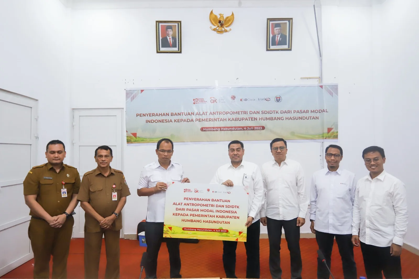 Proses penyerahan bantuan dari CSR pihak SRO Pasar Modal Indonesia ke Bupati Humbahas, Dosmar Banjarnahor pada Selasa 4 Juli 2023. (DETAIL/Ist)