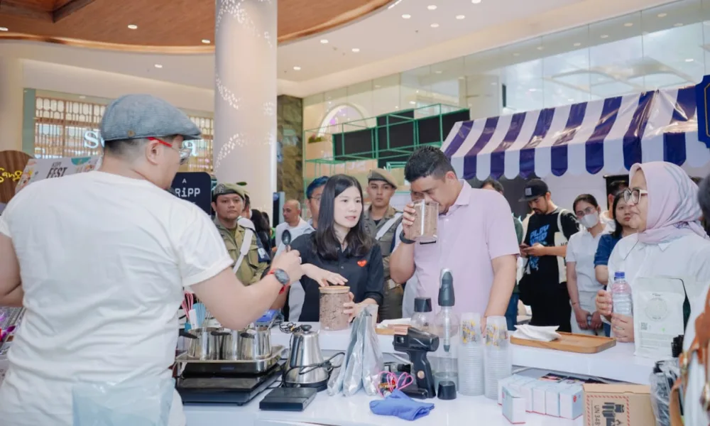 Wali Kota Medan, Bobby Nasution saat mencicipi kopi racikan barista dalam sebuah acara di Lobby Atrium Sun Plaza, Medan, 5 Juli 2023. (DETAIL/Ist)