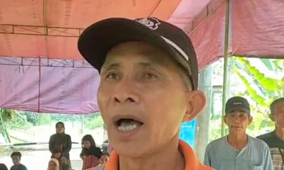 Muktar bersama puluhan warga Teluk Raya saat memblokir gebang PT FPIL. (DETAIL/ist)