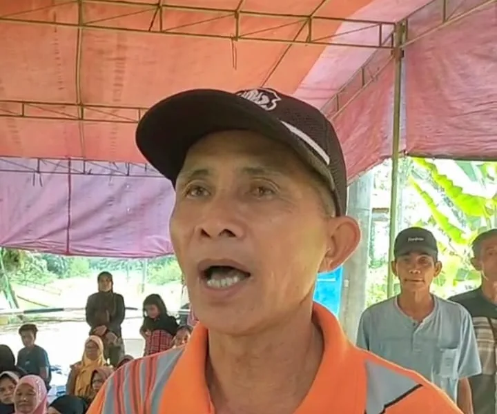 Muktar bersama puluhan warga Teluk Raya saat memblokir gebang PT FPIL. (DETAIL/ist)