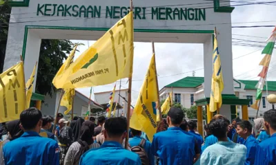 PMII cabang Merangin demo di halaman kantor Kejari Merangin. (DETAIL/ist)