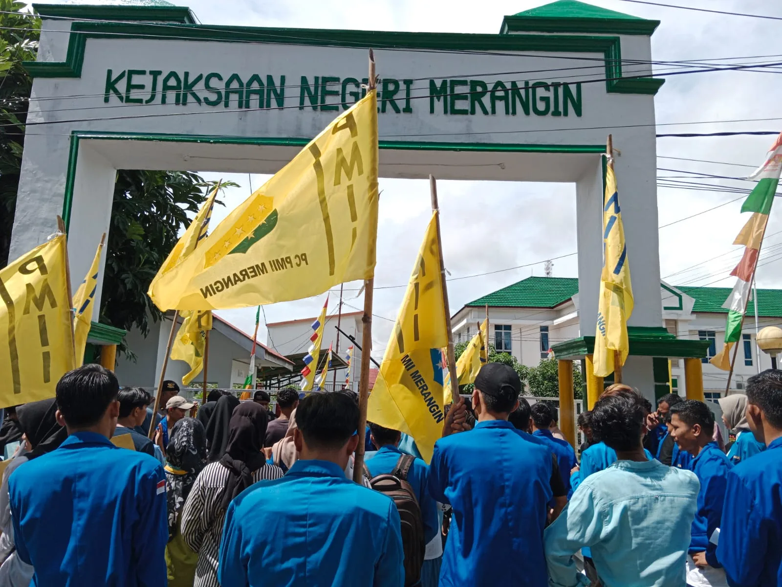 PMII cabang Merangin demo di halaman kantor Kejari Merangin. (DETAIL/ist)