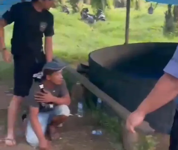 Wasit sabung ayam saat diamankan Tim Opsnal Satreskrim Polres Merangin di lokasi sabung ayam.(DETAIL/ist)