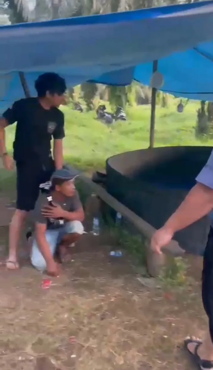 Wasit sabung ayam saat diamankan Tim Opsnal Satreskrim Polres Merangin di lokasi sabung ayam.(DETAIL/ist)