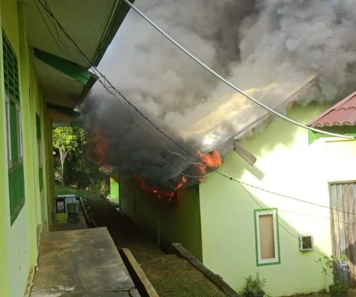 Studio musik milik SMAN 12 Merangin terbakar. (DETAIL/ist)