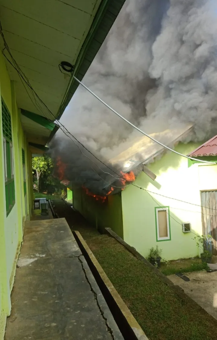 Studio musik milik SMAN 12 Merangin terbakar. (DETAIL/ist)