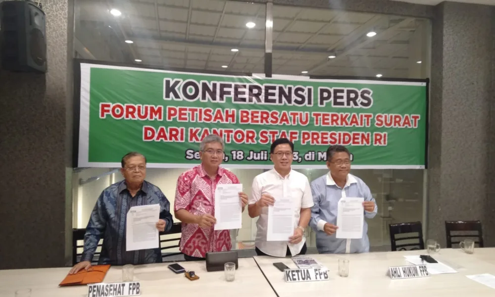 Dua Penasehat Forum Petisah Bersatu (FPB) Amrun Daulay dan Sugianto Makmur bersama Ketua dan Penasehat Hukum FPB Perry Iskandar dan Henry Sinaga menunjukkan surat tanggapan pihak KSP kepada para wartawan di Petisah Tengah, Selasa malam, 18 Juli 2023. (DETAIL/ Heno)