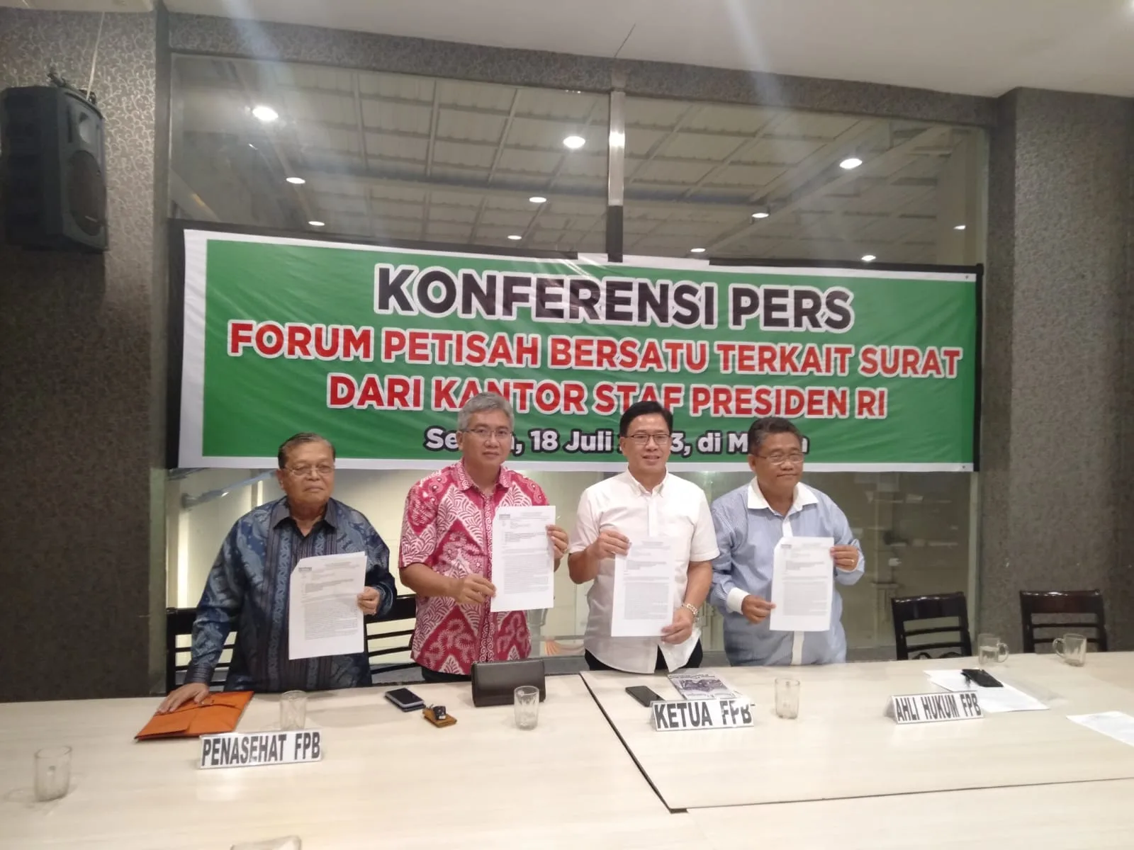 Dua Penasehat Forum Petisah Bersatu (FPB) Amrun Daulay dan Sugianto Makmur bersama Ketua dan Penasehat Hukum FPB Perry Iskandar dan Henry Sinaga menunjukkan surat tanggapan pihak KSP kepada para wartawan di Petisah Tengah, Selasa malam, 18 Juli 2023. (DETAIL/ Heno)