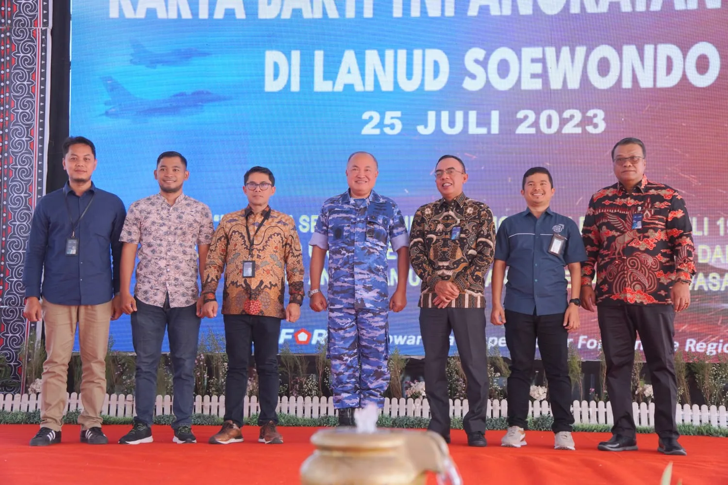 Pihak BRI Regional Office Medan dan TNI AU berfoto bersama.