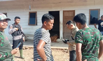 Jenazah security tergelak di depan pintu base camp. (DETAIL/ist)