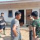 Jenazah security tergelak di depan pintu base camp. (DETAIL/ist)