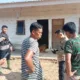 Jenazah security tergelak di depan pintu base camp. (DETAIL/ist)