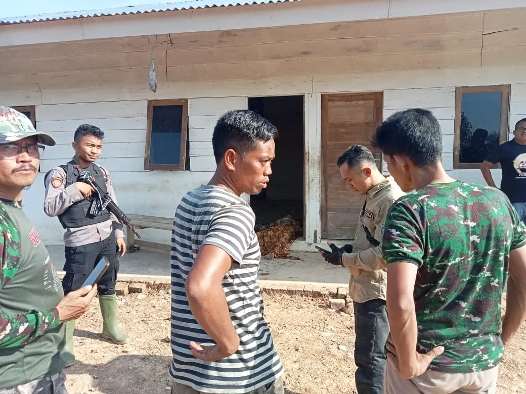 Jenazah security tergelak di depan pintu base camp. (DETAIL/ist)