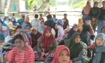 Masyarakat saat melakukan aksi pemblokiran di depan pintu gerbang PT FPIL. (DETAIL/ist)