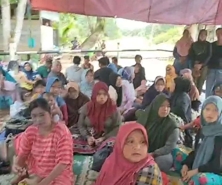 Masyarakat saat melakukan aksi pemblokiran di depan pintu gerbang PT FPIL. (DETAIL/ist)