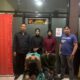 Dua remaja yang diduga pelaku TPPO tertunduk usai dibekuk Tim Elang Polres Merangin. (DETAIL/ist)