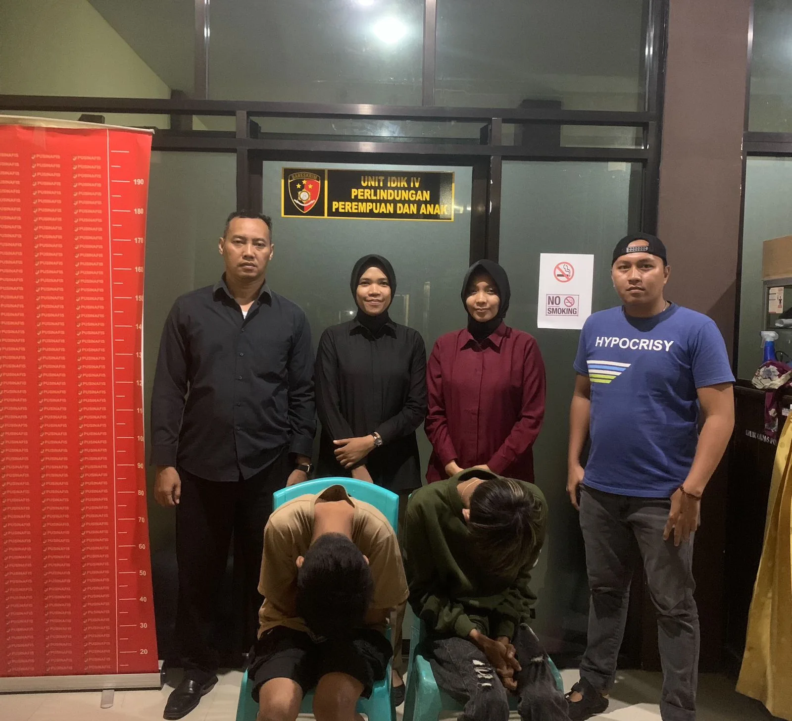 Dua remaja yang diduga pelaku TPPO tertunduk usai dibekuk Tim Elang Polres Merangin. (DETAIL/ist)