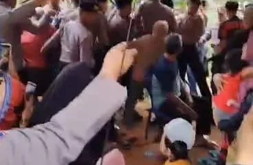 Tangkapan layar video pembubaran aksi pemblokiran jalan PT FPIL oleh warga Teluk Raya.