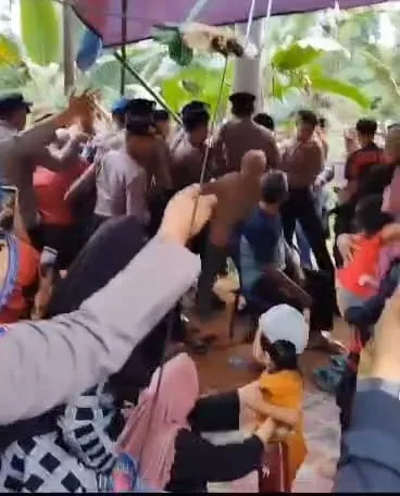 Tangkapan layar video pembubaran aksi pemblokiran jalan PT FPIL oleh warga Teluk Raya.