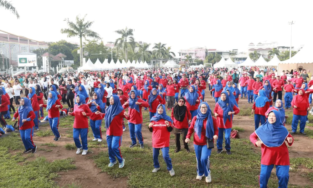 Kegiatan senam sehat yang digelar PT Telkom Indonesia di Istana Maimon