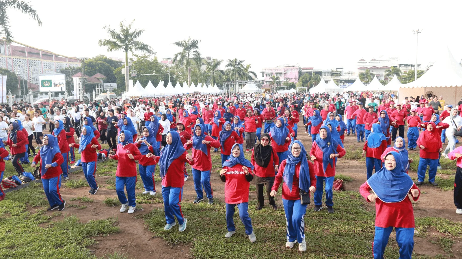 Kegiatan senam sehat yang digelar PT Telkom Indonesia di Istana Maimon