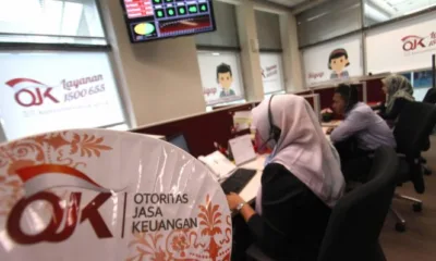 Ilustrasi aktivitas di kantor OJK.