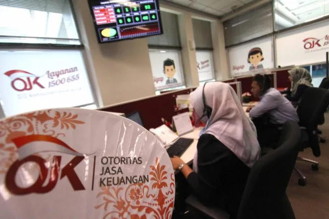 Ilustrasi aktivitas di kantor OJK.