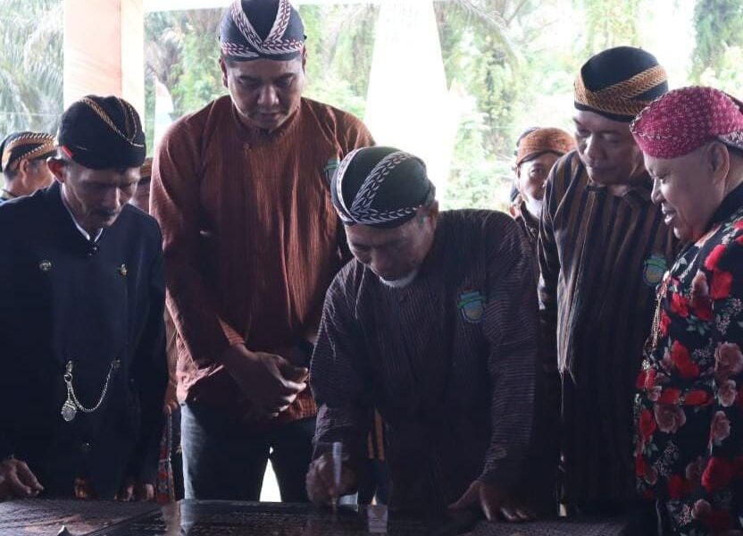 Bupati Merangin, Mashuri, saat meresmikan Pendopo Langen Budoyo. (DETAIL/ist)