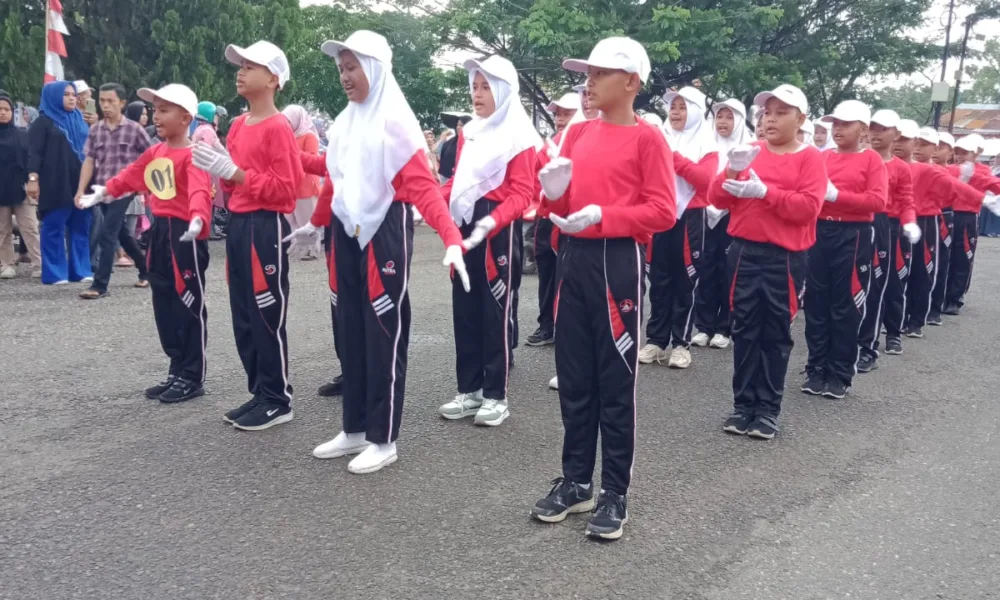 Salah satu regu peserta pawai HUT RI ke-78 di Merangin.(DETAIL/ist)