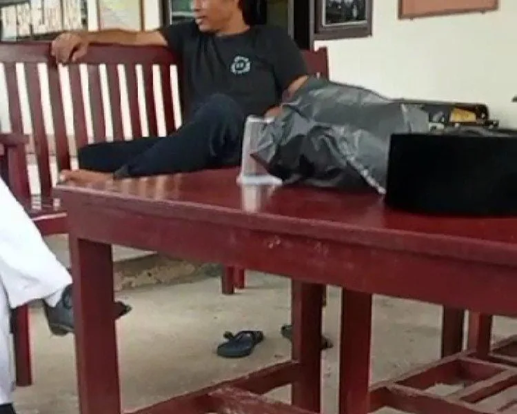 Terduga pelaku Mahfud di Polsek VII Koto. (DETAIL/ist)