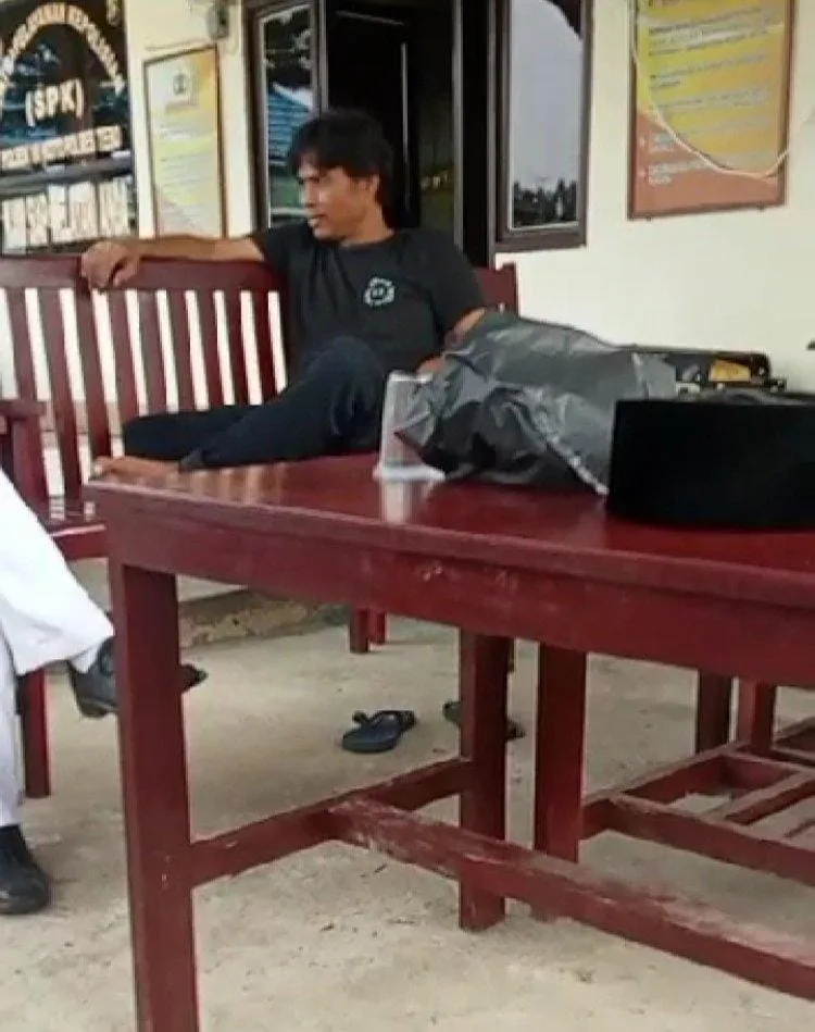 Terduga pelaku Mahfud di Polsek VII Koto. (DETAIL/ist)