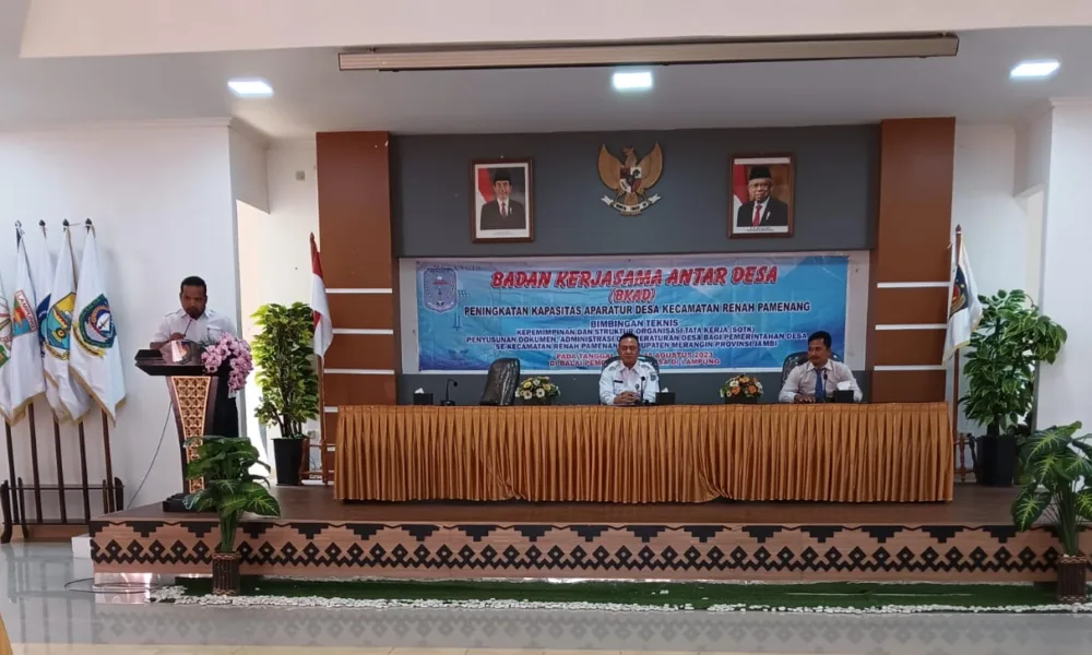 Kepala Balai Pemdes Lampung saat memberikan materi kepada para peserta Bintek. (DETAIL/ist)