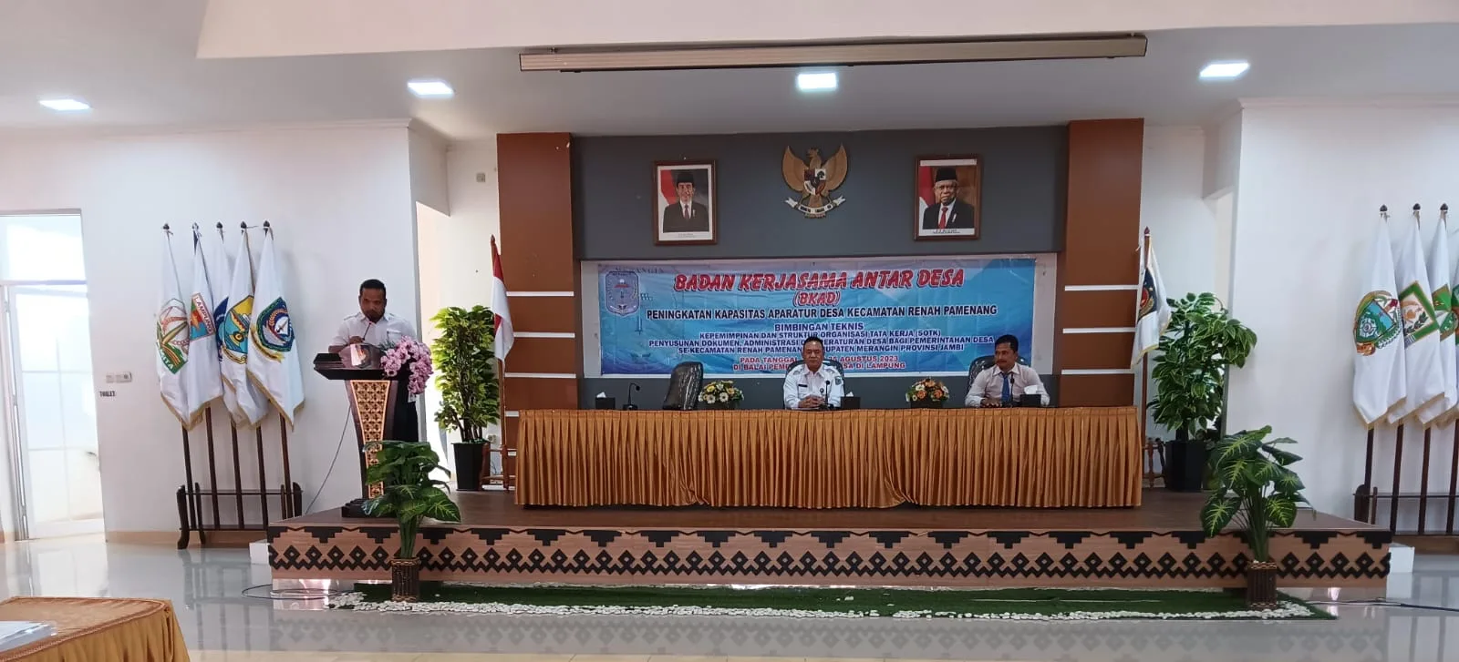 Kepala Balai Pemdes Lampung saat memberikan materi kepada para peserta Bintek. (DETAIL/ist)