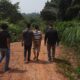 Terduga pelaku pembunuhan berkaos hitam putih saat rekonstruksi di lokasi pembunuhan. (DETAIL/ist)