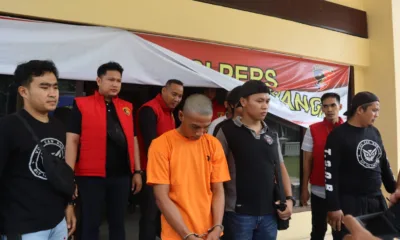 Pelaku pembunuhan yang juga suami siri korban saat konferensi pers.(DETAIL/ist)