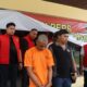 Pelaku pembunuhan yang juga suami siri korban saat konferensi pers.(DETAIL/ist)